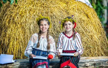 Ograda cu ii și sânziene …