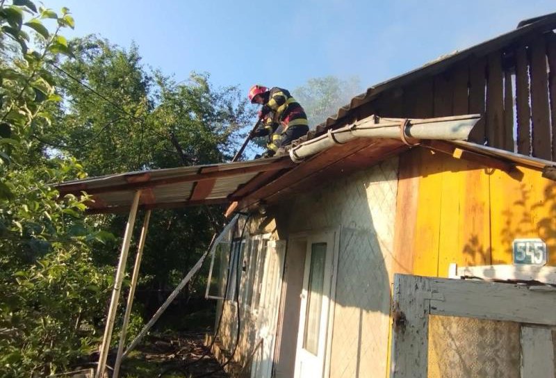 Bucătăria și acoperișul unei case din Cristinești cuprinse de un incendiu - FOTO