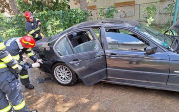 Autoturism cuprins de flăcări, pe …