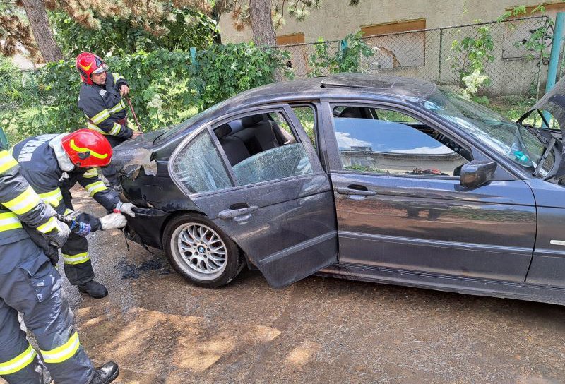 Autoturism cuprins de flăcări, pe o stradă din Trușești