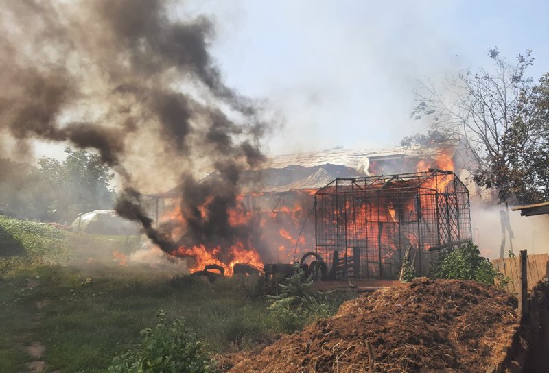 Incendiu puternic într-o gospodărie din comuna Suharău. 80 de tone de furaje s-au făcut scrum - FOTO