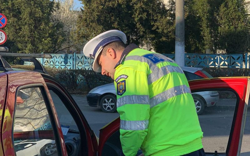 L-a dat de gol comportamentul suspect. Depistat la volan, fără a deține permis de conducere