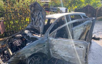 Autoturism parcat pe o stradă …