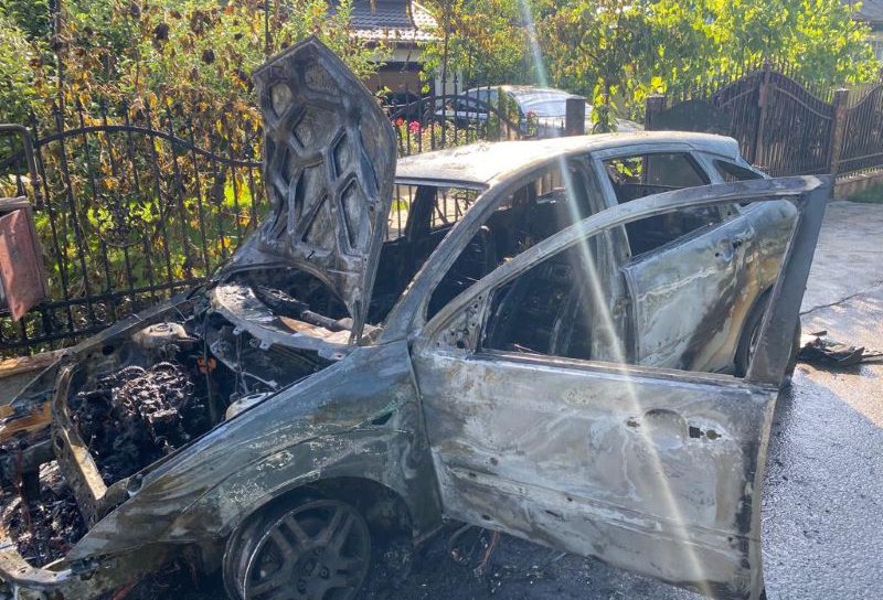 Autoturism parcat pe o stradă din Bucecea, cuprins de flăcări