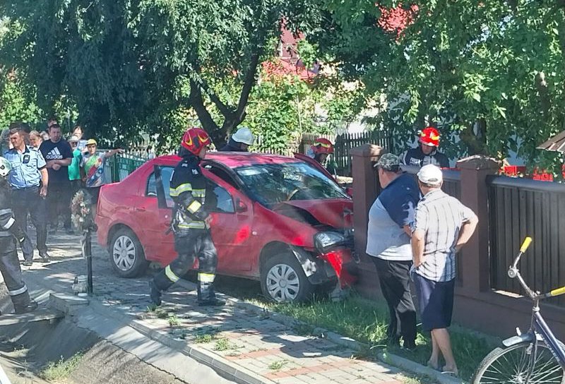 Accident! Trei persoane au fost rănite după ce mașina în care se aflau s-a izbit într-un gard - FOTO