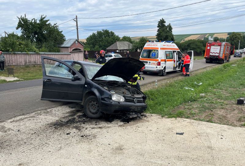 Accident la Dumeni! Patru victime au ajuns la spital după ce o mașină s-a izbit într-un cap de pod - FOTO