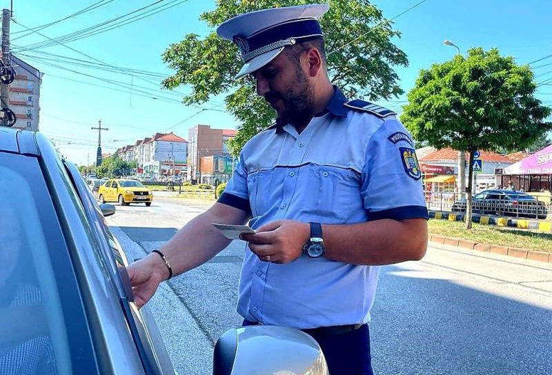 Sancțiuni de peste 90.000 de lei aplicate de polițiști și 16 permise de conducere reținute, dintre care 2 pentru consum de băuturi alcoolice