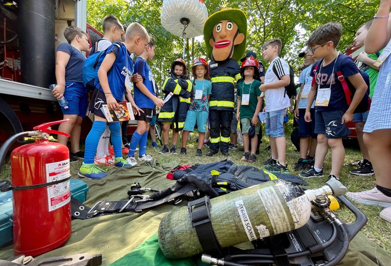 Peste 100 de elevi învățați de pompieri să salveze vieți - FOTO