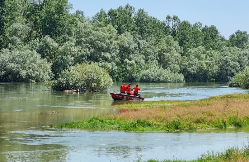 Autorități în alertă! Tânăr de 16 ani care ar fi intrat în apele râului Prut, căutat de pompieri - FOTO