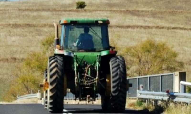 Tânăr din Avrămeni prins în trafic în timp ce conducea un tractor fără permis de conducere