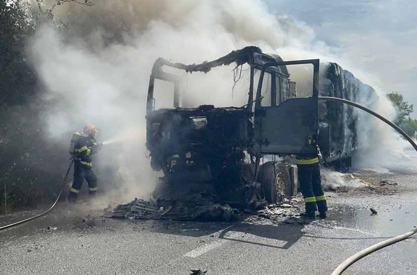 Camion încărcat cu baloți de paie cuprins de un incendiu. Pompierii au intervenit de urgență - FOTO