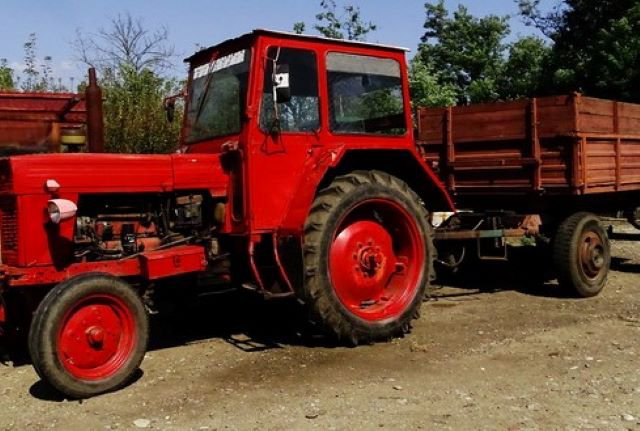 Bărbat ieșit la plimbare cu tractorul agricol și remorca deși nu avea permis