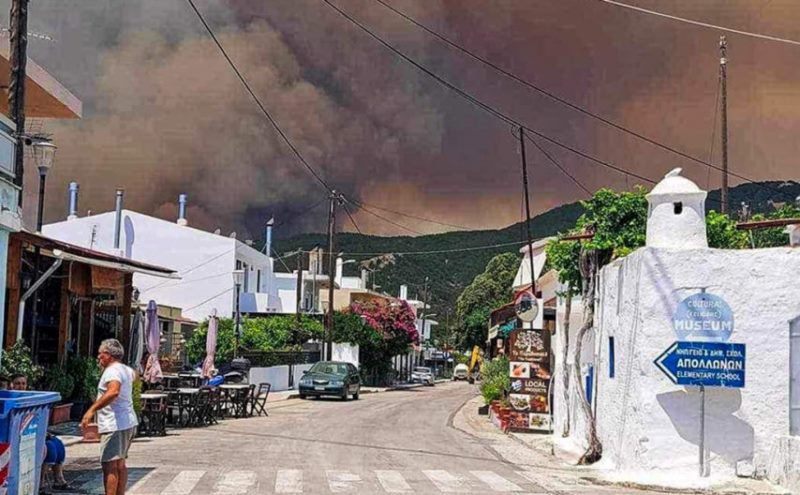 Arde Rodosul. Mii de turiști au fost evacuați