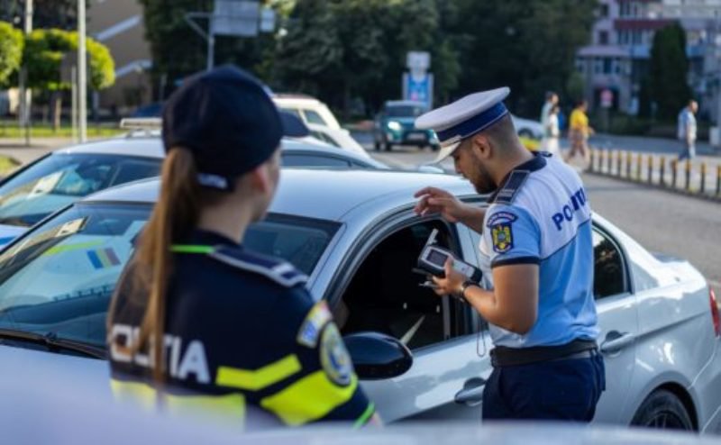 Aproximativ 60 de permise de conducere reținute de polițiști în weekend