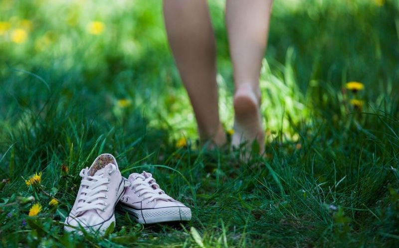 Beneficiile pentru sănătate ale mersului desculţ pe iarbă. Sunt de ajuns 15 minute pe zi de plimbare