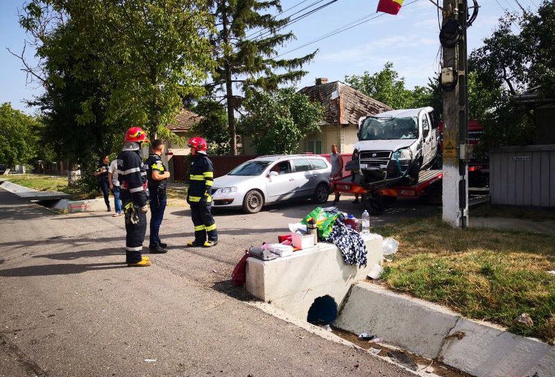 Accident rutier în Flămânzi. O mașină a lovit un cap de pod