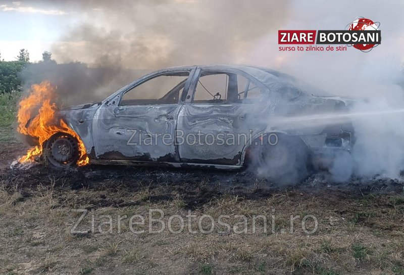 Mașină cuprinsă de flăcări pe un câmp din comuna Vârfu Câmpului - FOTO