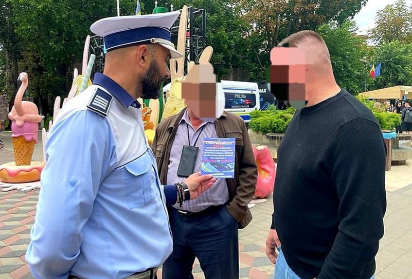 Polițiștii botoșăneni au fost prezenți în rândul cetățenilor în cadrul unei activități de informare - FOTO