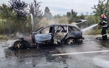 Autoturism cuprins de flăcări la …