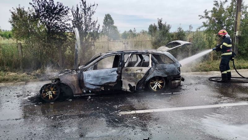 Autoturism cuprins de flăcări la Vorona. Pompierii au intervenit