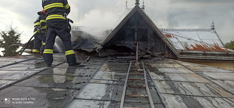 Incendiu izbucnit la mansarda unei locuințe din județ - FOTO