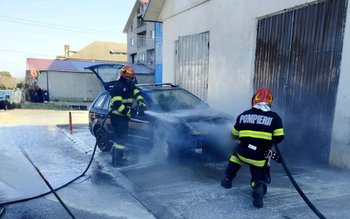 Mașină cuprinsă de flăcări la …