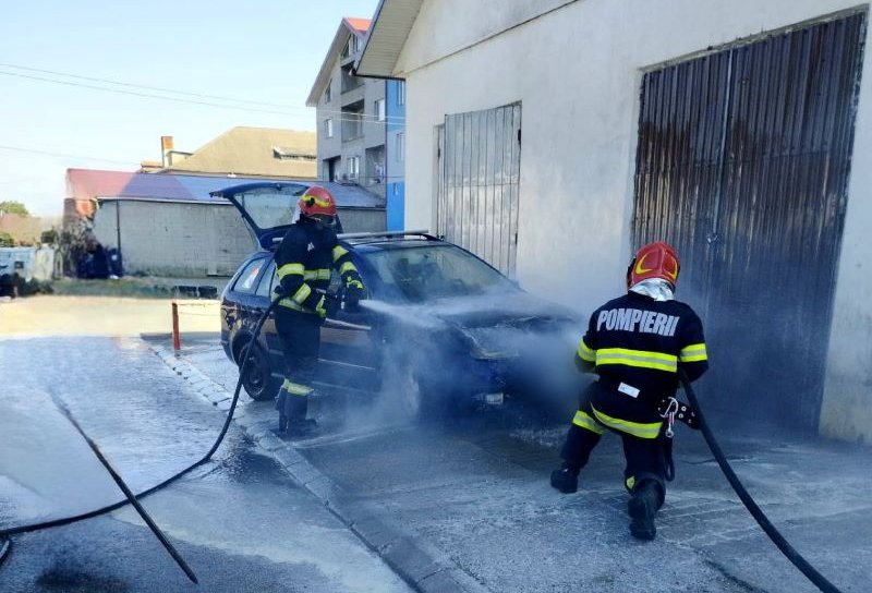 Mașină cuprinsă de flăcări la scurt timp după ce a fost parcat pe o stradă din Darabani