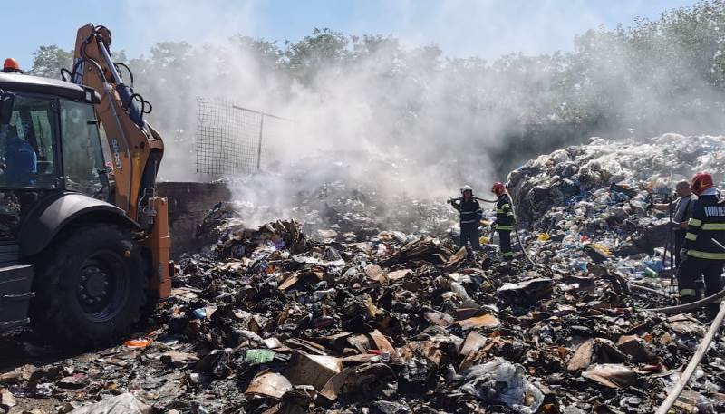 Peste 27 de tone de deșeuri plastice și gunoi au ars în interiorul stației de sortare și transfer din Dorohoi - FOTO