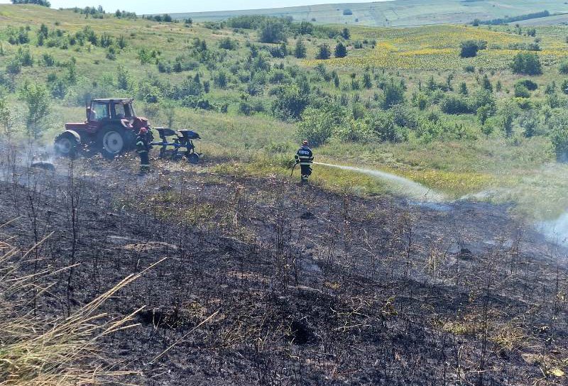 Zece tone de paie depozitate pe un câmp din județ, au ars într-un incendiu - FOTO