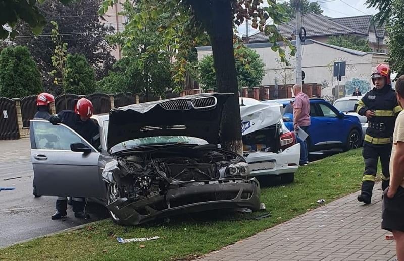 Accident pe o stradă din Botoșani! Trei autoturisme au fost avariate - FOTO