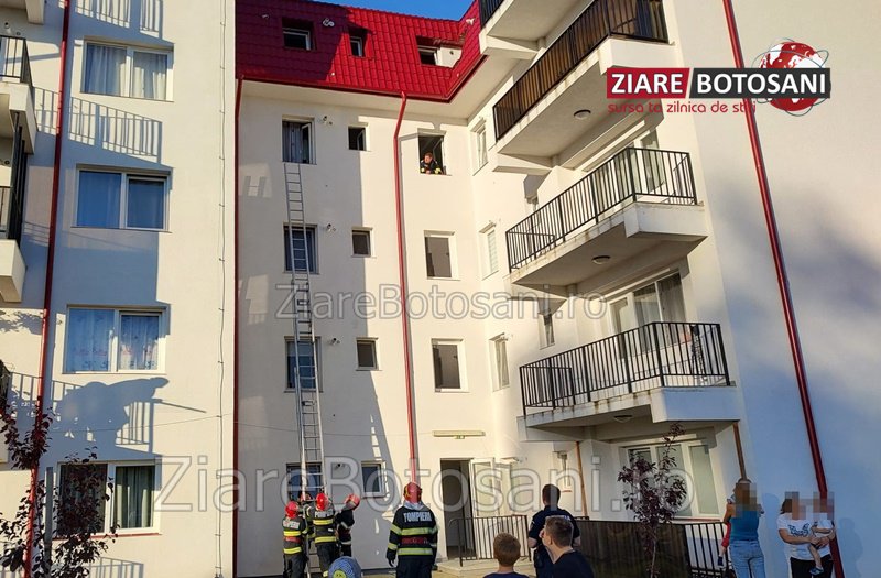 Copil de trei ani blocat într-un apartament din Dorohoi. Pompierii au intervenit pentru deblocarea ușii - FOTO