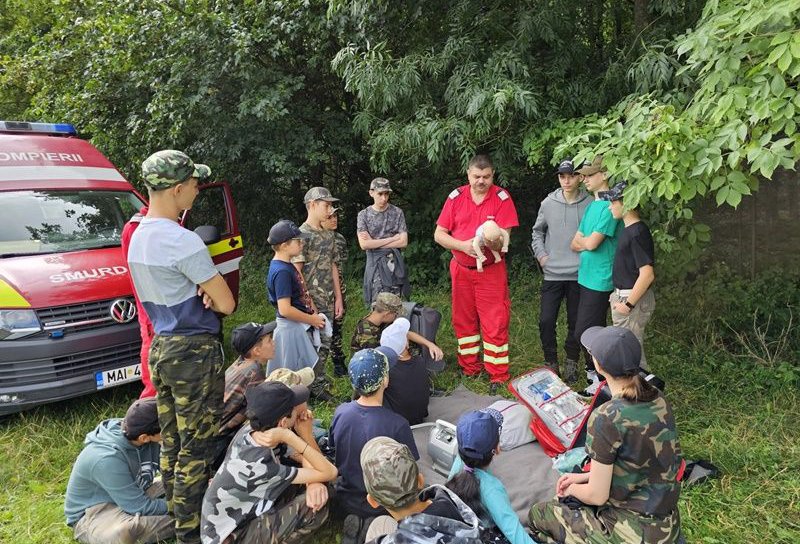 Copiii au învățat de la pompieri cum să acorde primul ajutor și cum să se comporte în cazul unor situații de urgență - FOTO