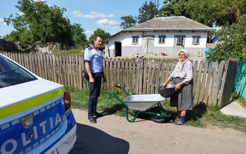 O bunicuță a rămas fără câteva lucruri din gospodărie, după ce un hoț i le-a vândut. Polițiștii au dat de urma lui