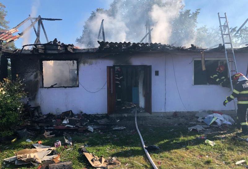 Incendiu la Ibănești. O casă a luat foc cu proprietara înăuntru - FOTO