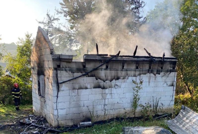 Un bărbat din județul Botoșani a rămas fără acoperiș deasupra capului în urma unui incendiu