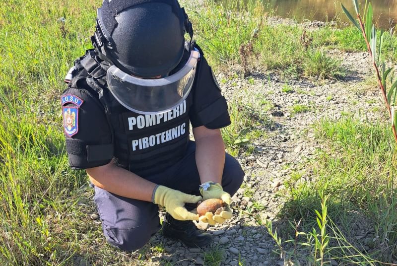 Un bărbat din Bucecea a găsit o grenadă în perfectă stare de funcționare pe malul râului Siret