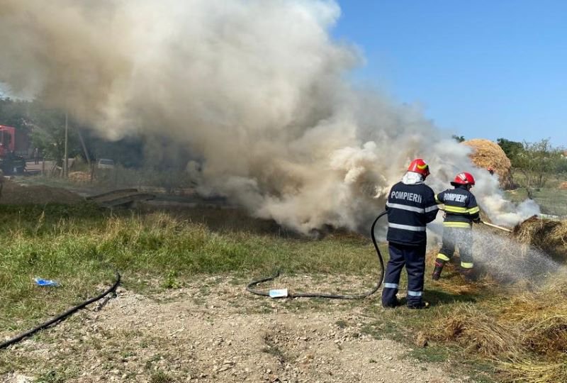 Aproximativ 20 de tone de furaje au ars într-o gospodărie din Stăuceni - FOTO