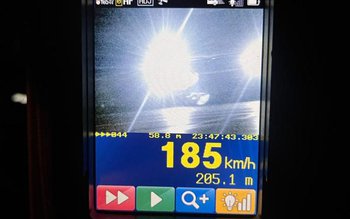 Un șofer, prins conducând cu …