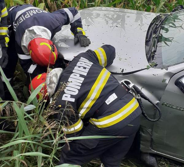 Două autoturisme implicate într-un accident pe DJ 294 Botoșani - Dângeni. O persoană a avut nevoie de îngrijiri medicale