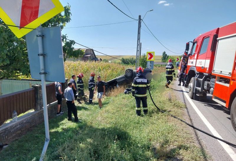 Accident în localitatea Brehuiești. Două persoane au avut nevoie de îngrijiri medicale