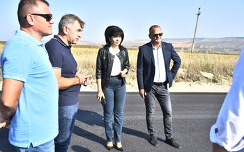 Asfalt turnat pe drumul județean …