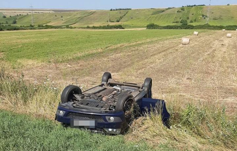 Accident pe drumul Dorohoi - Dumeni! Bărbat rănit după ce s-a răsturnat cu mașina pe un câmp