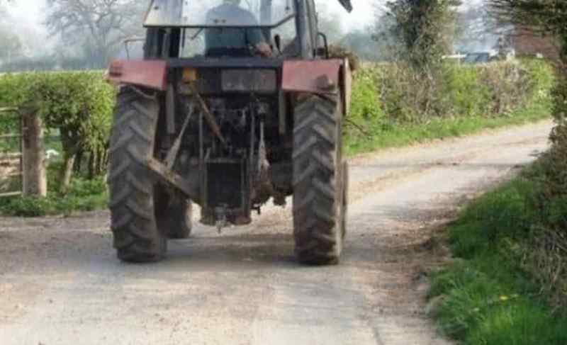 Tânăr fără permis prins la volanul unui tractor neînmatriculat. Vezi ce au găsit polițiștii în cabina tractorului