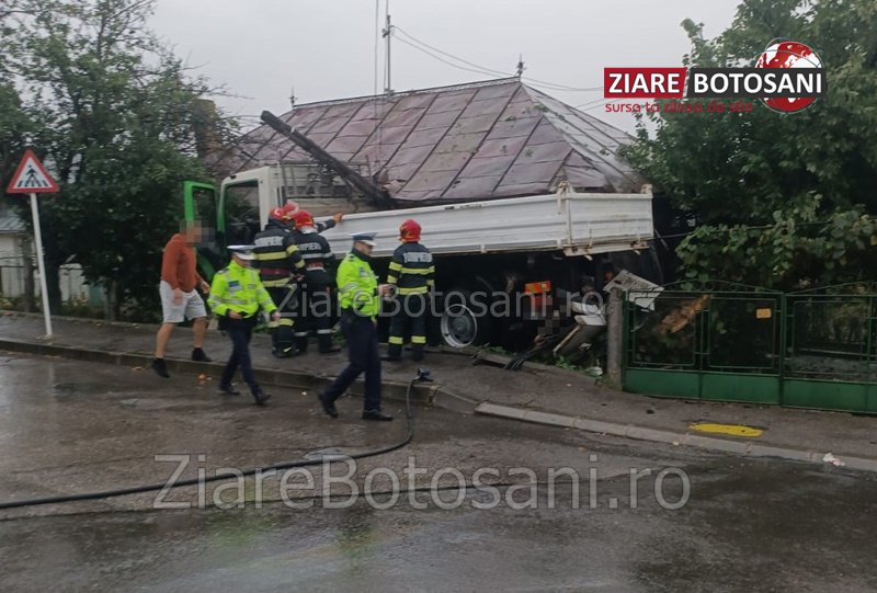 Accident la Dorohoi! Un camion scăpat de sub control s-a oprit într-o casă - FOTO