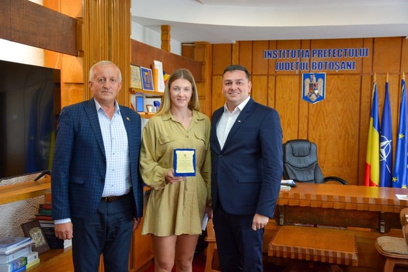 Moment festiv la Prefectură: Canotoarea Manuela Gabriela Lungu premiată pentru activitatea sportivă excepțională - FOTO