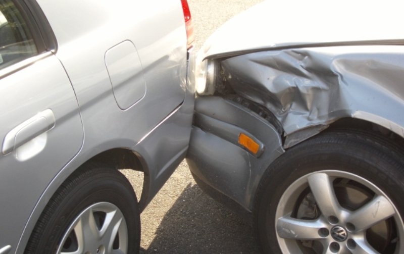 Dosar penal și amendă pentru un șofer care și-a reparat singur mașina, în urma unui accident soldat cu pagube materiale