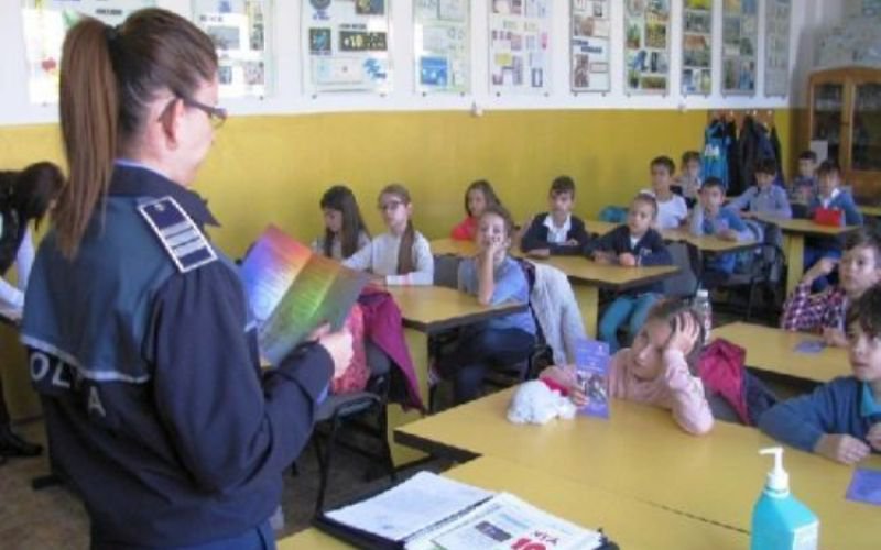 41 de elevi care absentau de la cursuri, descoperiți după o acțiune a polițiștilor din cadrul Biroului Siguranță Școlară