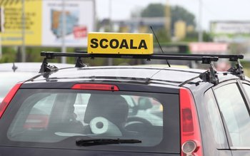 Zece instructori auto sancționați pentru …