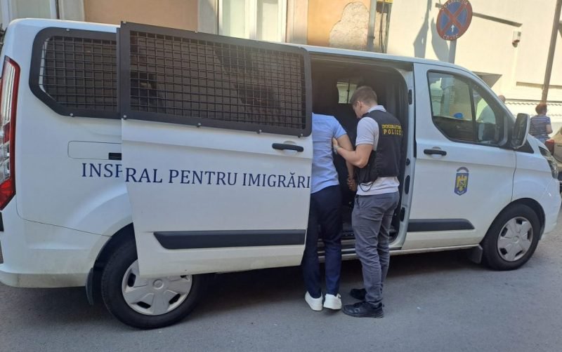 Peste 20 de străini au fost legitimați și alți trei aflați în situații ilegale au fost depistați de polițiștii de imigrări
