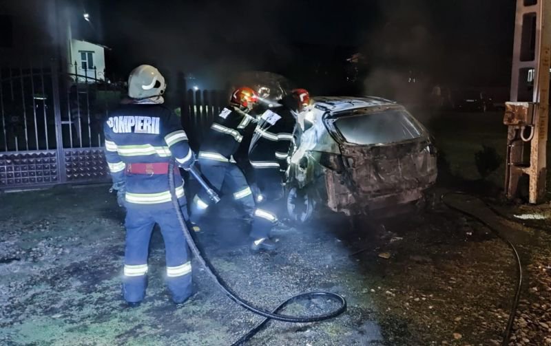 Mașină parcată în fața unei casei distrusă de un incendiu provocat - FOTO